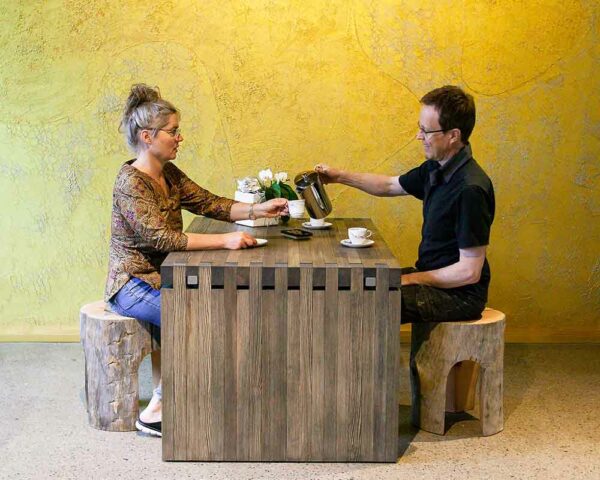 23™ table with 2 PÖLKKY™ stools. | 23™ pöytä ja 2 PÖLKKY™ jakkaraa.