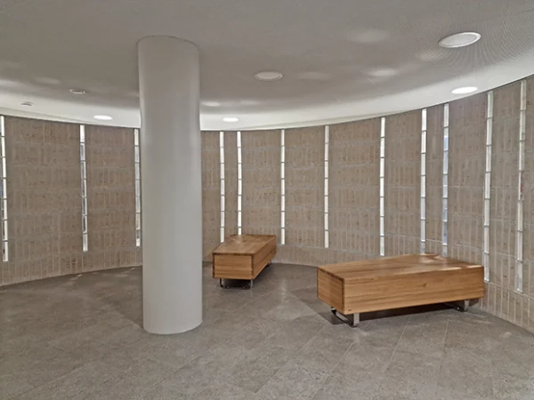 Palad REX-SLICE KOVA -penkkien tammi ja teräksiset jalat täydentävät tyylikkäästi Anna Sahlsténin katu 13:n aulan kaarevaa seinää. | Palad REX-SLICE HARD benches support both the architecture and the functionality of the space.