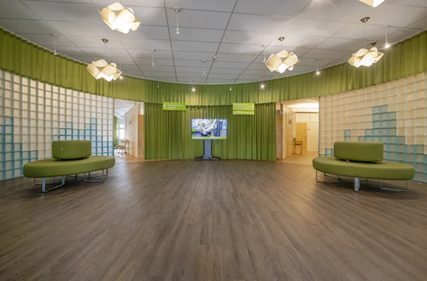 Vetrea Neuron Kupolin vihreäsävyinen aulatila on Partanen & Lamusuon suunnittelema ja Paladin kalustama. Kalustukset ovat Palad brändin julkistentilojen kalustemallistosta. | The green-toned lobby of Vetrea Neuron Kupoli is designed by Partanen & Lamusuo and furnished by Palad. The furnishings are from the Palad brand's public space furniture collection. 