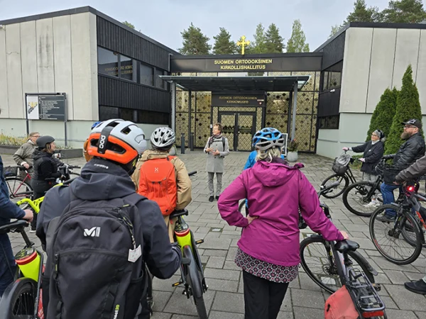 Heikki Lamusuo opastamassa kulttuurikierrosta pyörillä Kuopion halki | Heikki Lamusuo guiding a cultural bike tour through Kuopio