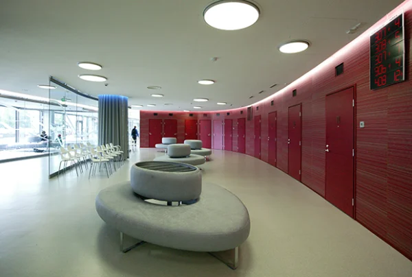 Partanen & Lamusuo Ltd. used Palad´s TUMA sofas in the Kuopio University Hospital renovation | Kuopion Yliopistollisen sairaalan pääaulan ja näytteenoton uudistuksessa Partanen & Lamusuo hyödynsi Palad malliston TUMA-sohvia.