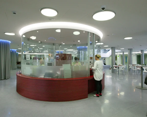 Kuopio University Hospital main lobby and info desk designed by Partanen & Lamusuo Ltd. | Partanen & Lamusuo suunnittelema Kuopion Yliopistollisen sairaalan pääaula ja info-piste.