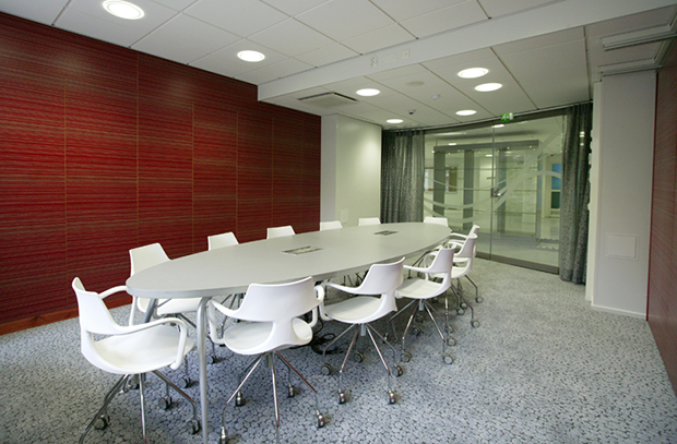 Palad suunnitteli KYS:iin tilaustyönä ellipsin muotoisen neuvottelupöydän | Palad designed an elliptical conference table as a custom piece for KUH