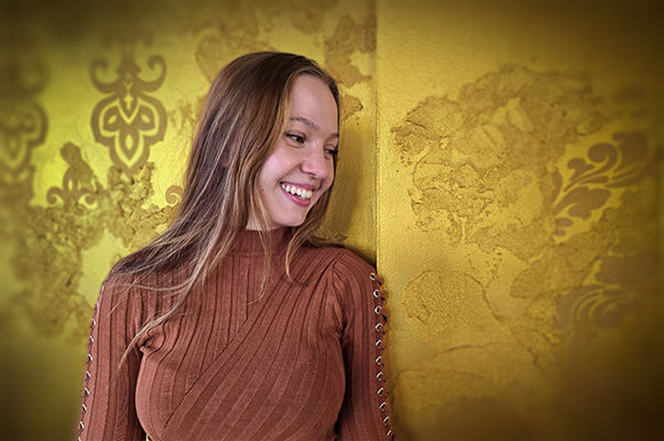 Saaga Lamusuo, Palad-kalustemalliston myyjä | Saaga Lamusuo, the sales representative of Palad furniture brand.