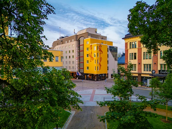 Julkinen Taideteos L.I.N.G. Original Sokos Hotel Puijonsaven julkisivussa, suunnitellut Partanen & Lamusuo Oy | Public Artwork L.I.N.G. on the façade of Original Sokos Hotel Puijonsarvi, designed by Partanen & Lamusuo Ltd.