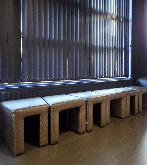 Kiilamaisen linjakkaat Palad REX ARC -rahit BioRex Pietarsaaressa. | Wedge-shaped, sleek Palad REX ARC ottomans at BioRex Pietarsaari.