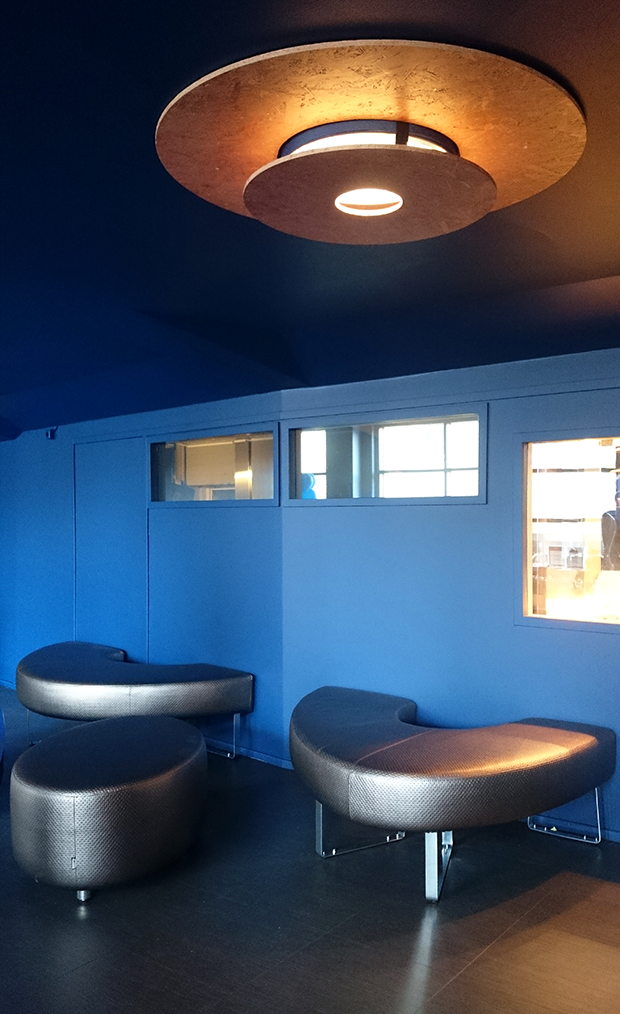 Puolikkaan Palad TUMA-sohvan orgaaninen muotoiltu tarjoaa tilaisuuden rennolle yhdessäololle BioRex Pietarsaaren tiloissa. | The organically shaped half Palad TUMA sofa offers an opportunity for relaxed socializing in the premises of BioRex Pietarsaari.