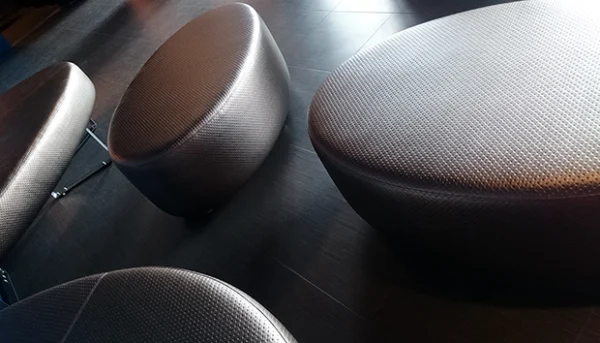 Ovaalinmuotoiset Palad TUMA-R-rahit BioRex Pietarsaaressa. | Oval-shaped Palad TUMA-R ottomans at BioRex Pietarsaari.