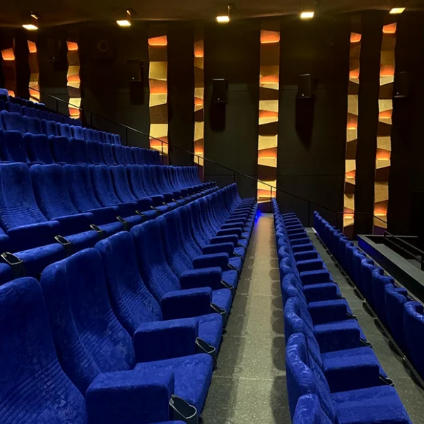 BioRex Porvoon Prime -salissa näkyvät BioRexin brändin mukaiset pronssin, hopean ja yönsinisen sävyt. Suunnitellut Partanen & Lamusuo | BioRex Porvoo’s Prime auditorium features the signature BioRex brand colors of bronze, silver, and midnight blue. Designed by Partanen & Lamusuo.