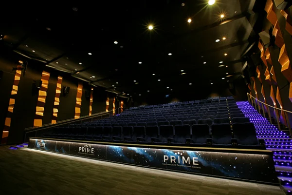 Partanen & Lamusuon suunnittelemat BioRex Verkatehtaan salitilat ja Palad brändin kalusteet kutsuvat kävijät elokuviin. | BioRex Verkatehdas designed by Partanen & Lamusuo and furnished by Palad invite visitors in for movies.