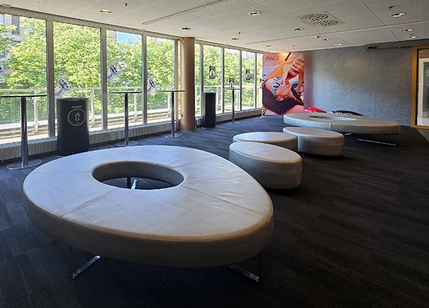 Palad TUMA sohvat antavat mahdollisuuden rentoon yhdessäoloon ja vaihteleva istuinsyvyys tuo tuotteeseen ergonomisen aspektin | Palad TUMA sofas adapt to a wide range of needs through a selection of different centre modules. 