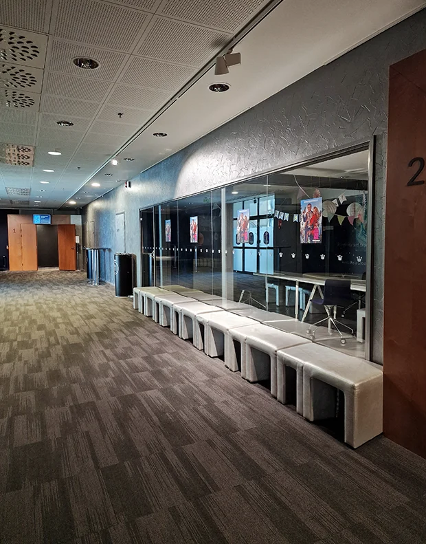 Linjakkaat, kiilamaiset Palad REX ARC -rahit luovat tilaan elegantin ja kutsuvan tunnelman BioRex Vaasassa | The sleek, wedge-shaped Palad REX ARC chairs create an elegant and inviting atmosphere at BioRex Vaasa.