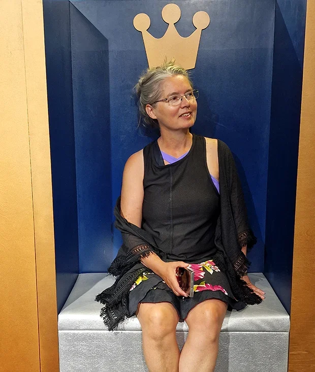 BioRex Vaasan aulassa on mittatilaustyönä toteutettu kuninkaallinen pehmustettu Palad valtaistuin. | A custom-made, regal upholstered throne At BioRex Vaasa lobby designed by Palad.