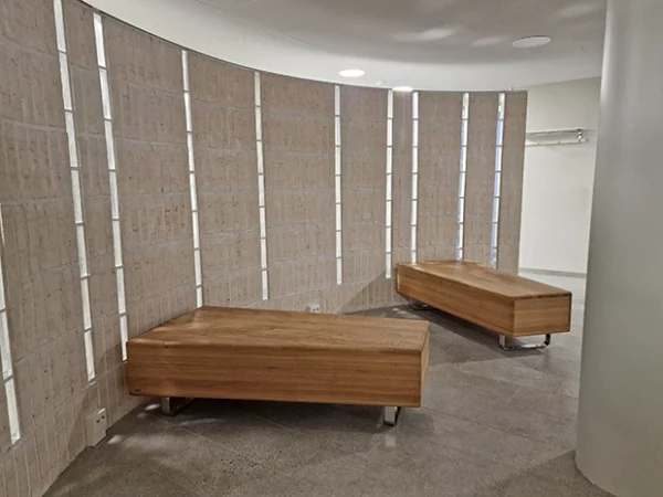 Palad REX-SLICE KOVA -penkkien käyttäjälähtöinen suunnittelu sekä ajaton muotoilu tekevät niistä täydellisen ratkaisun julkisiin tiloihin. | The user-focused design and timeless form of the Palad REX-SLICE HARD benches make them an ideal solution for public spaces.