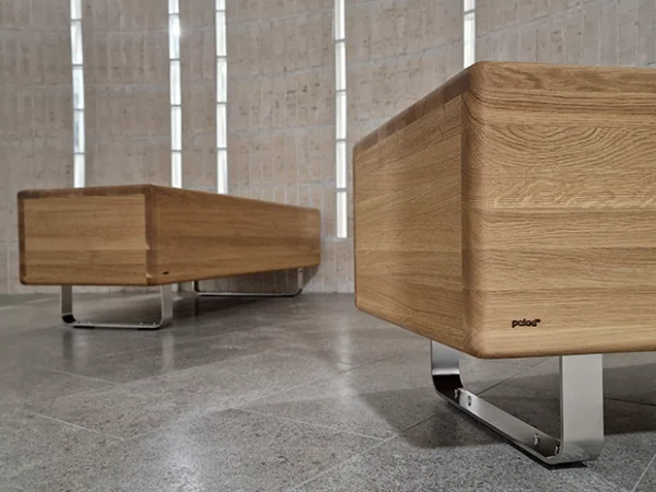 Palad REX-SLICE KOVA -penkit täydentävät tyylikkäästi Anna Sahlsténin katu 13:n aulan kaareva seinä. | The Palad REX-SLICE HARD benches elegantly complement the curved wall of the Anna Sahlstén Street 13 lobby.