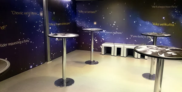 Pyöreät Palad-pöydät huokuvat elokuvien glamouria: jokaiselle pöytätasolle on sommiteltu ikonisten elokuvatähtien mustavalkoisia kuvia. | The round Palad tables exude cinematic glamour: each tabletop is decorated with black-and-white images of iconic movie stars.