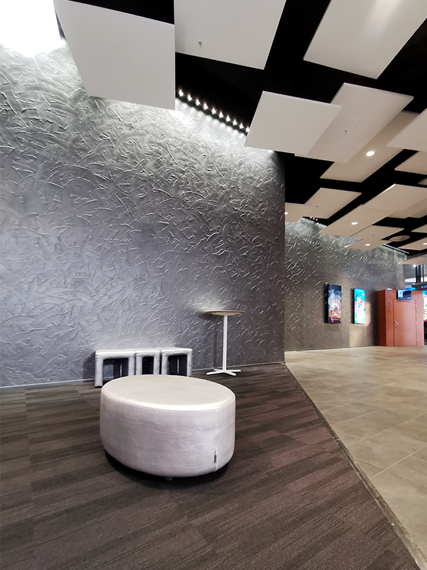 BioRex Tornion Lounge-alueen ja aulan Palad kalusteet verhoiltiin hopeanvärisellä keinonahalla. | The Palad furniture at BioRex Tornio lounge are finished with silver faux leather.