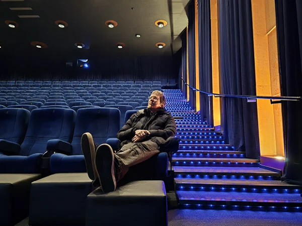 Palad BOX -salirahi tuo mukavuuttta BioRex elokuvateatterien eturiviin. | Palad BOX ottoman adds comfort on the first rows of BioRex auditoriums.