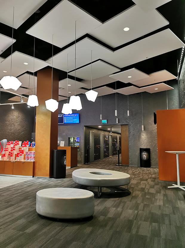 BioRex Rornion aulatilassa Palad TUMA sohva ja TUMA R - rahi. | Palad TUMA sofa and TUMA R -stool at BioRex Tornio´s lobby area.