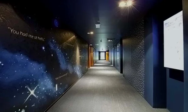 Tunnelmallinen yön sininen käytävä Partanen & Lamusuon suunnittelemassa BioRex Verkatehtaassa. | A midnight blue corridor at BioRex Verkatehdas designed by Partanen & Lamusuo