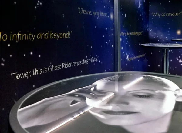 Palad pöydät, joiden pintaa koristaa ikonisten elokuvatähtien kuvat BioRex Vaasassa. | Round Palad tables decorated with images of iconic movie actors at BioRex Vaasa.