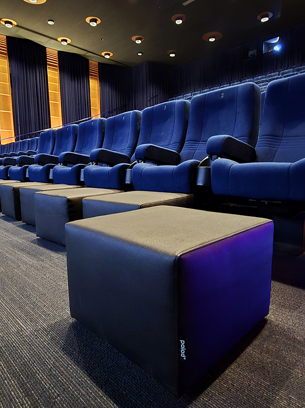 Tyylikkään tummanharmaat Palad BOX-rahit tuovat vetovoimaa BioRex Tornion elokuvasalien ensimmäisille riveille. | Stylish dark grey Palad BOX ottomans bring comfort and erchomnomy to the first row at BioRex Tornio´s auditorium.
