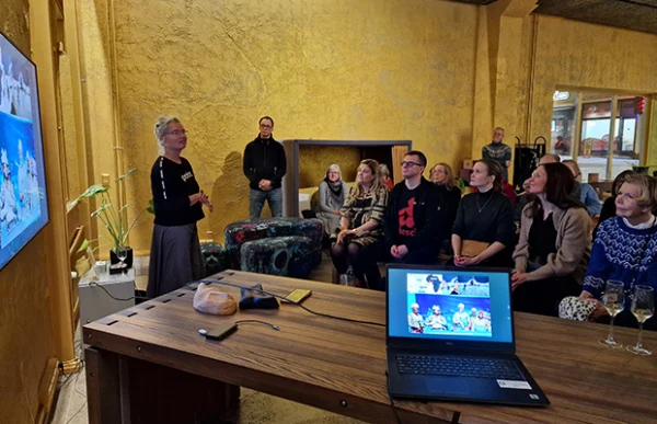 Tapahtumat Palad Showroomilla tuovat ihmisiä yhteen tarinoiden merkeissä. | Events at Palad Showroom bring likeminded people together.