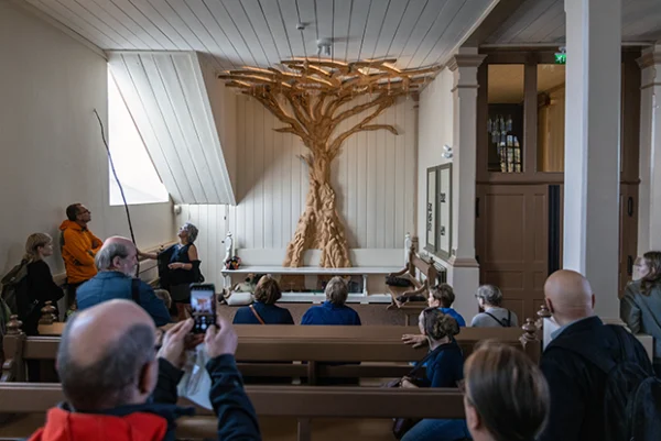 Houkuttelevaa Hopeaa kulttuurikierros kulkee muun muassa Kuopion tuomiokirkkoon katsomaan Partanen & Lamusuon suunnittelemaa "Sinä olet ihme" taideteosta. | The Silver walking tour takes you to the Central Cathedral of Kuopio to look at the artwork, "You are a Miracle", by Partanen & Lamusuo.