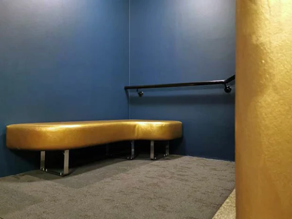 Elokuvateatteri Killaan Paladin suunnitteleman mittatilaus sohvan kaareutuvat etureunat keventävät kokonaisuutta ja tekevät istuimesta miellyttävän käyttää, vaikka tilaa on niukasti. | The curved front edges of custom-made Palad sofa lighten the overall appearance of lobby of Cinema Killa and make the seat comfortable to use, even in a limited space.