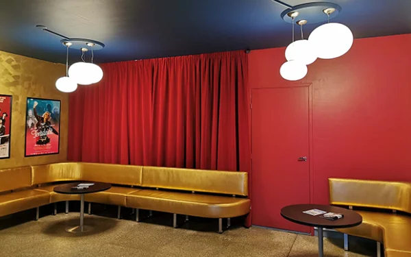 Elokuvateatteri Killan aulatilaan Palad-designerit suunnittelivat houkuttelevan kullan sävyisen kulmasohvan. | For the lobby of Cinema Killa, Palad designers created an inviting golden corner sofa.