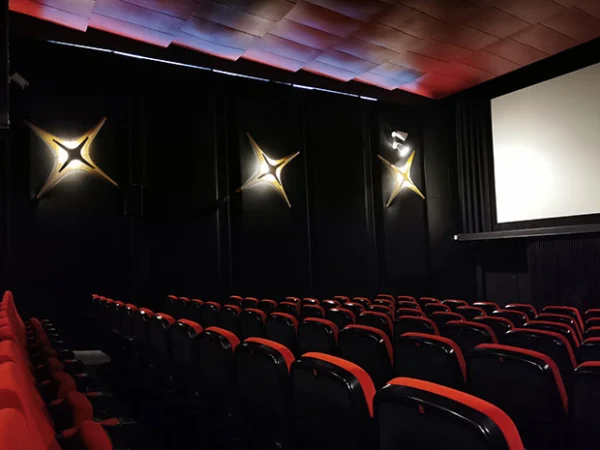 Elokuvateatteri Killan aulatilojen värimaailma ja tunnelma jatkuu saleissa. | The glamorous atmosphere of the lobby areas of Cinema Killa continue at the auditoriums.